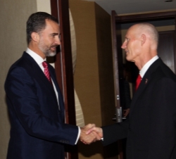 Su Alteza Real el Príncipe de Asturias saluda al gobernador de Florida, Rick Scott, momentos antes del encuentro que mantuvieron